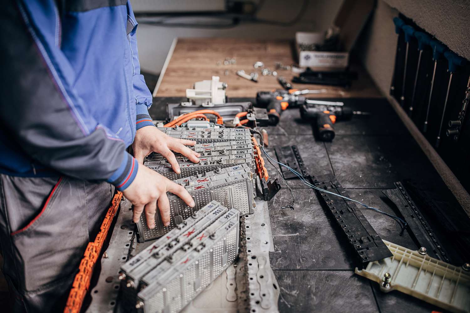 Hybrid battery teardown with modules exposed